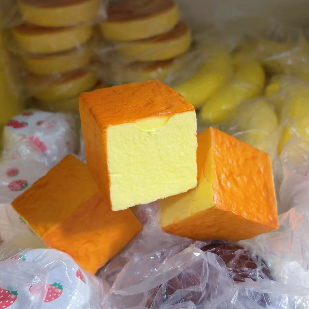 Wet and soft to the touch, simulation, thick toast block surface, slow rebound, student pu solution, decompression venting props, one piece will be sent on behalf of the buyer.