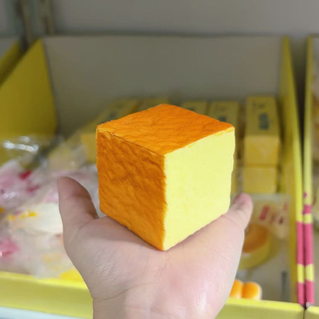 Wet and soft to the touch, simulation, thick toast block surface, slow rebound, student pu solution, decompression venting props, one piece will be sent on behalf of the buyer.