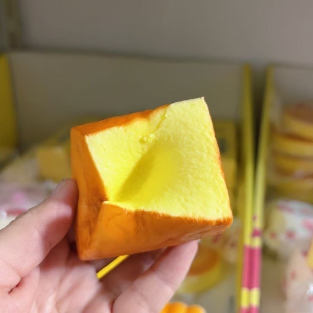 Wet and soft to the touch, simulation, thick toast block surface, slow rebound, student pu solution, decompression venting props, one piece will be sent on behalf of the buyer.