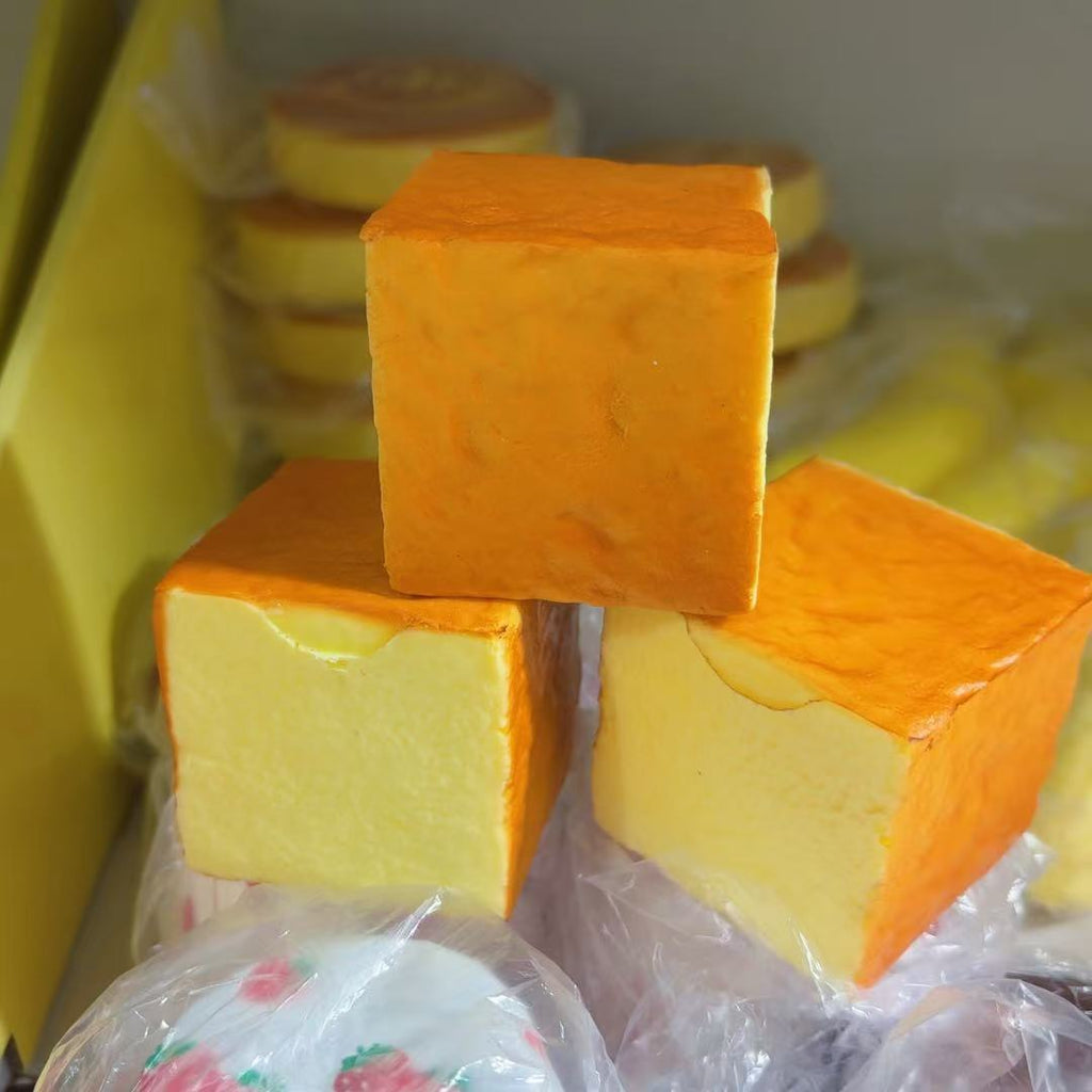 Wet and soft to the touch, simulation, thick toast block surface, slow rebound, student pu solution, decompression venting props, one piece will be sent on behalf of the buyer.