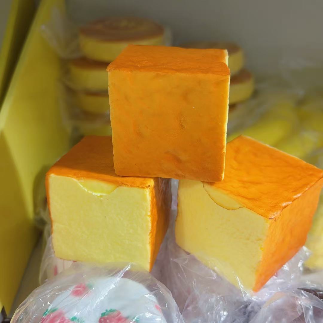 Wet and soft to the touch, simulation, thick toast block surface, slow rebound, student pu solution, decompression venting props, one piece will be sent on behalf of the buyer.